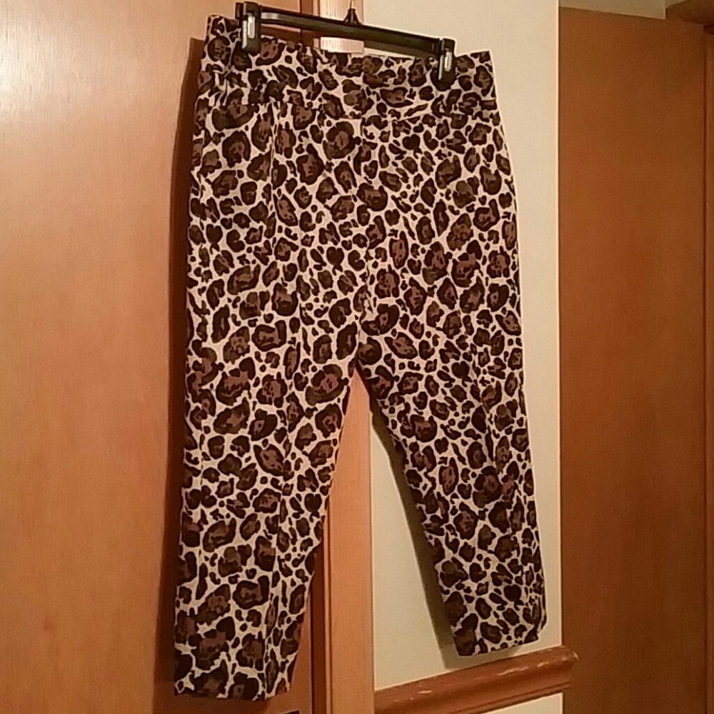 Worthington Leopard Print Capris
